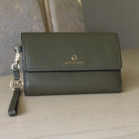 Michael Kors Olive Leather Phone Wristlet - Picture 13 of 13